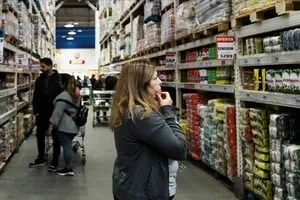Personas circulando en un centro comercial